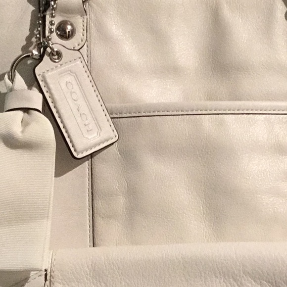 🌻NWOT Coach Large Leather Poppy Tote with large front pocket. - Picture 4 of 16